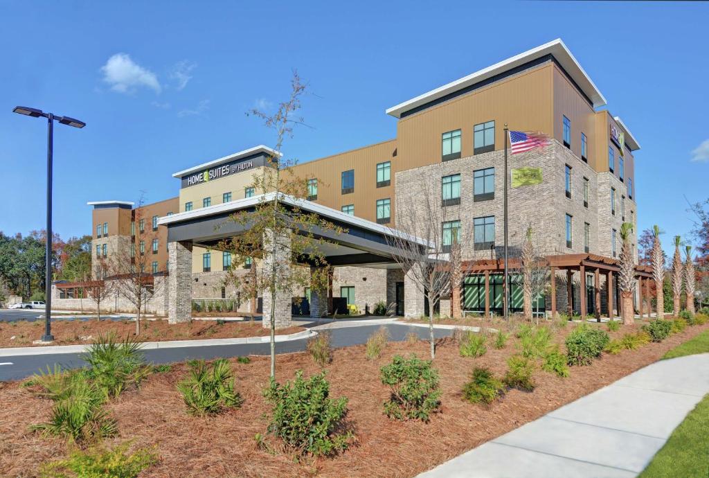 una representación de un edificio con patio en Home2 Suites By Hilton Charleston Daniel Island, Sc en Charleston