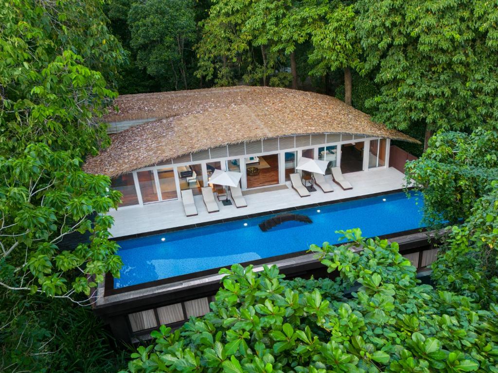 una vista aérea de una casa con piscina en Taj Exotica Resort & Spa, Andamans en Havelock Island