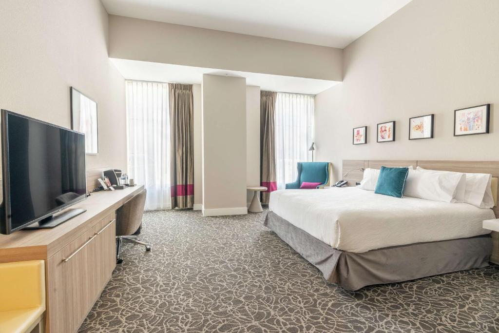 Hilton Garden Inn Wichita Downtown, Ks - King Room Met Transfer Douche - Mobiliteitstoegang