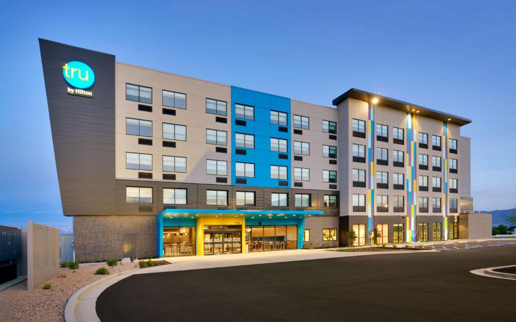 a rendering of a tru hotel at soumrak w obiekcie Tru By Hilton Lehi, Ut w mieście Lehi