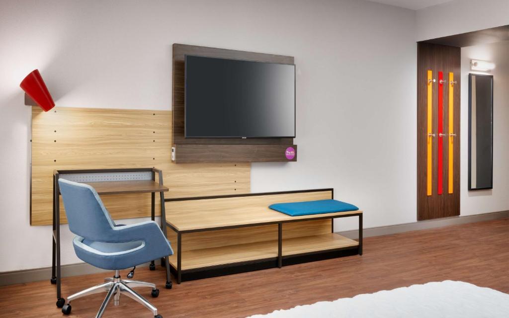 TV a/nebo společenská místnost v ubytování Tru By Hilton Lehi, Ut