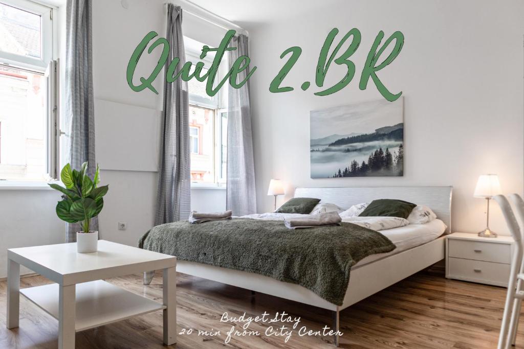 Affordable 2BR Apt- Connected to the whole city في فيينا: غرفة نوم مع سرير وإشارة تنص على تحديث حمار الوحشي