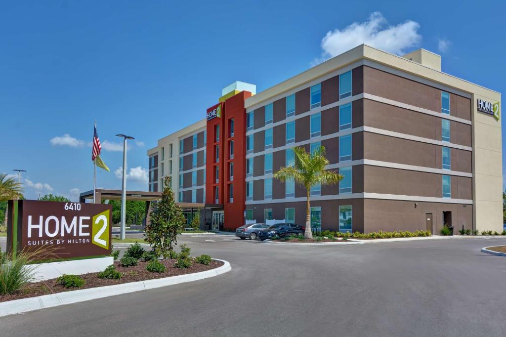 une enseigne d'hôtel devant un bâtiment dans l'établissement Home2 Suites by Hilton, Sarasota I-75 Bee Ridge, Fl, à Sarasota