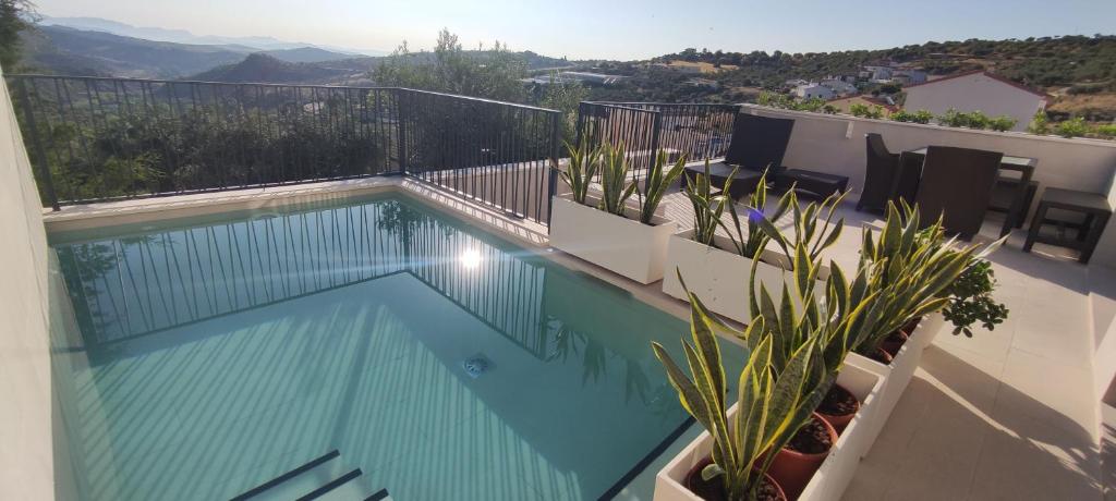 uma piscina ao lado de um edifício em Casa Rural Reserva de las Nieves em Tolox