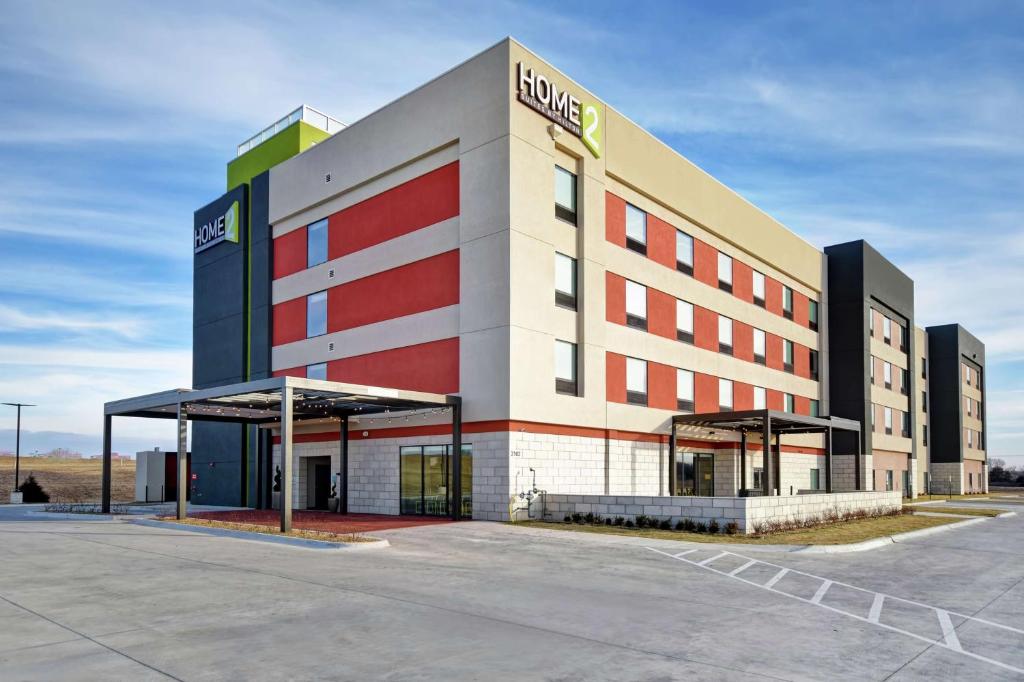 ウィチタにあるHome2 Suites by Hilton Wichita Northeastの正面に駐車場がある建物