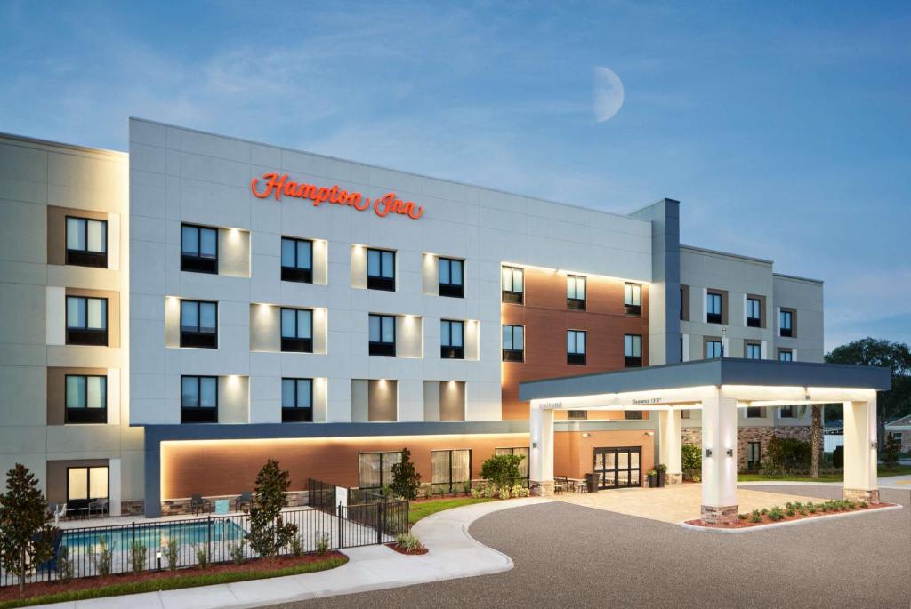 克莱维斯顿Hampton Inn Clewiston的酒店正面效果图
