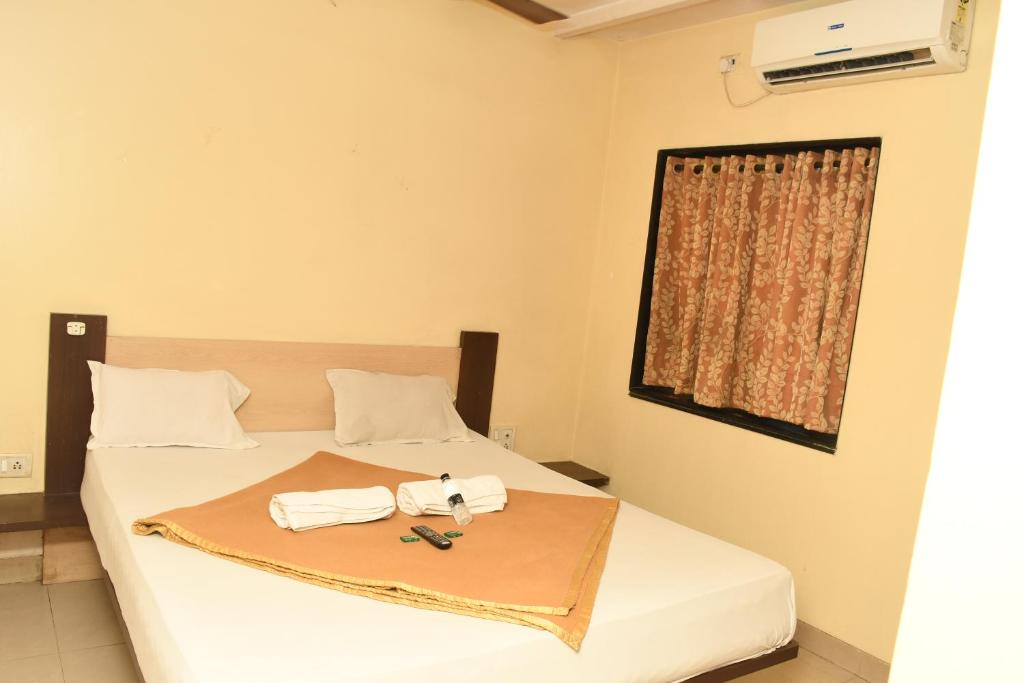 Postel nebo postele na pokoji v ubytování Hotel Sachin
