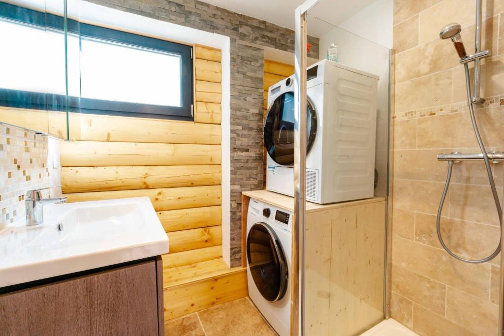 Kúpeľňa v ubytovaní Agréable Chalet 3 étoiles App 3