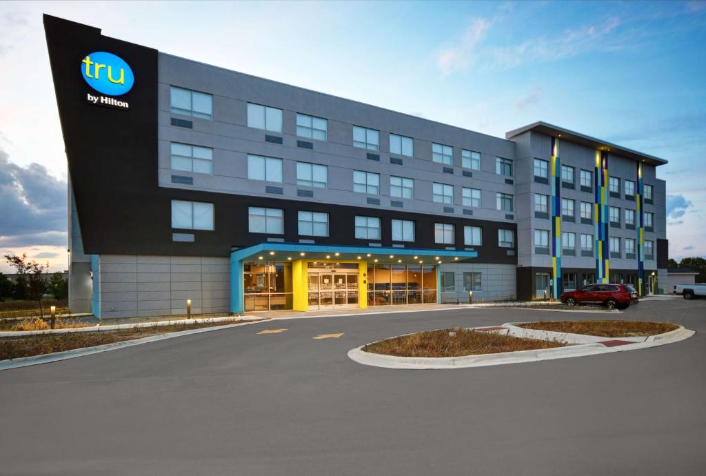 un edificio de oficinas con un hotel delante en Tru By Hilton Monroe, MI, en Monroe