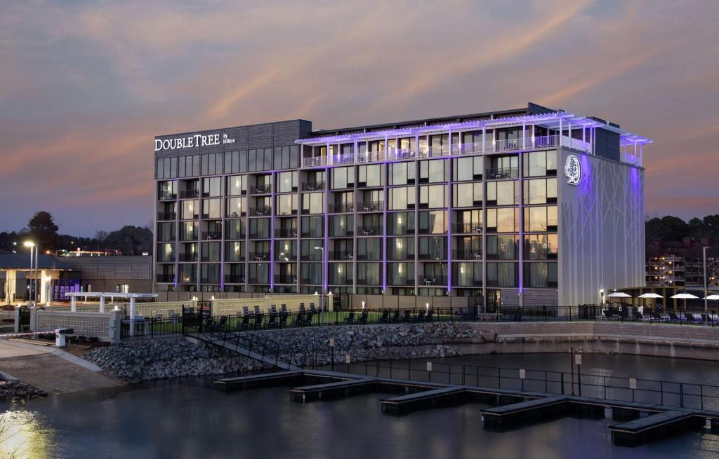 - un bâtiment d'hôtel avec une lumière violette dans l'établissement DoubleTree by Hilton Hot Springs, à Hot Springs