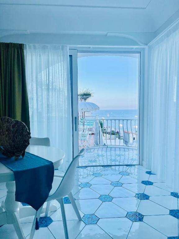 Vista generica sul mare o vista sul mare dall'interno dell'affittacamere