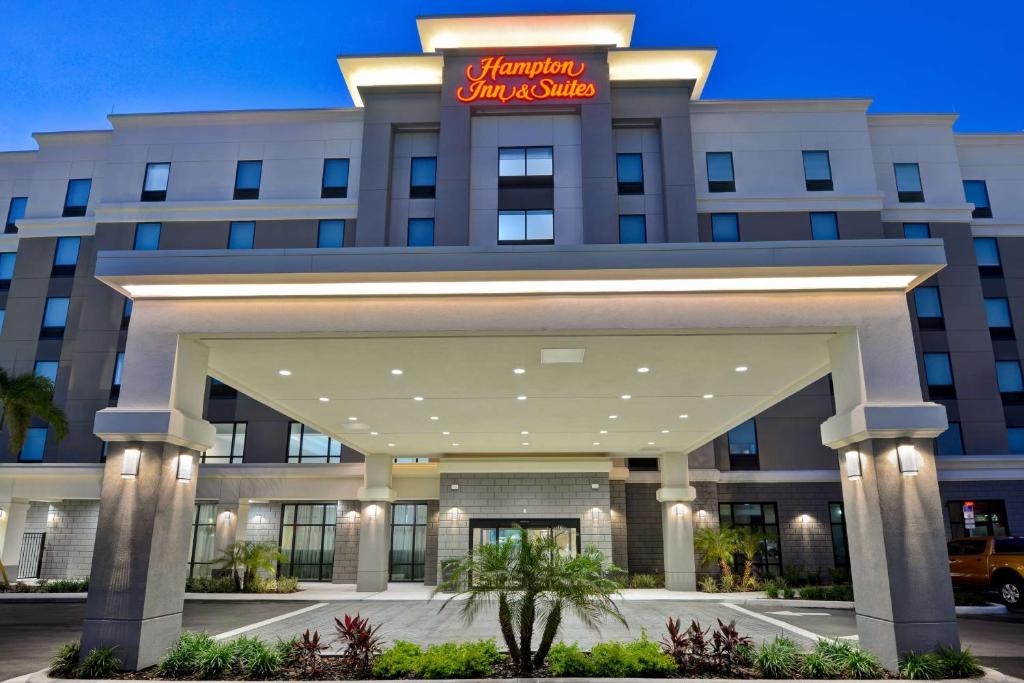 a rendering of the entry to the hampton inn suites anaheim w obiekcie Hampton Inn & Suites Tampa Riverview w mieście Tampa