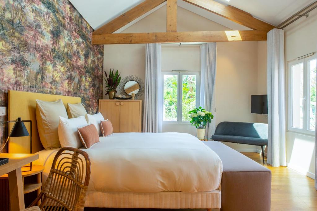 1 dormitorio con 1 cama blanca grande y escritorio en Villa Fabulite, en Antibes
