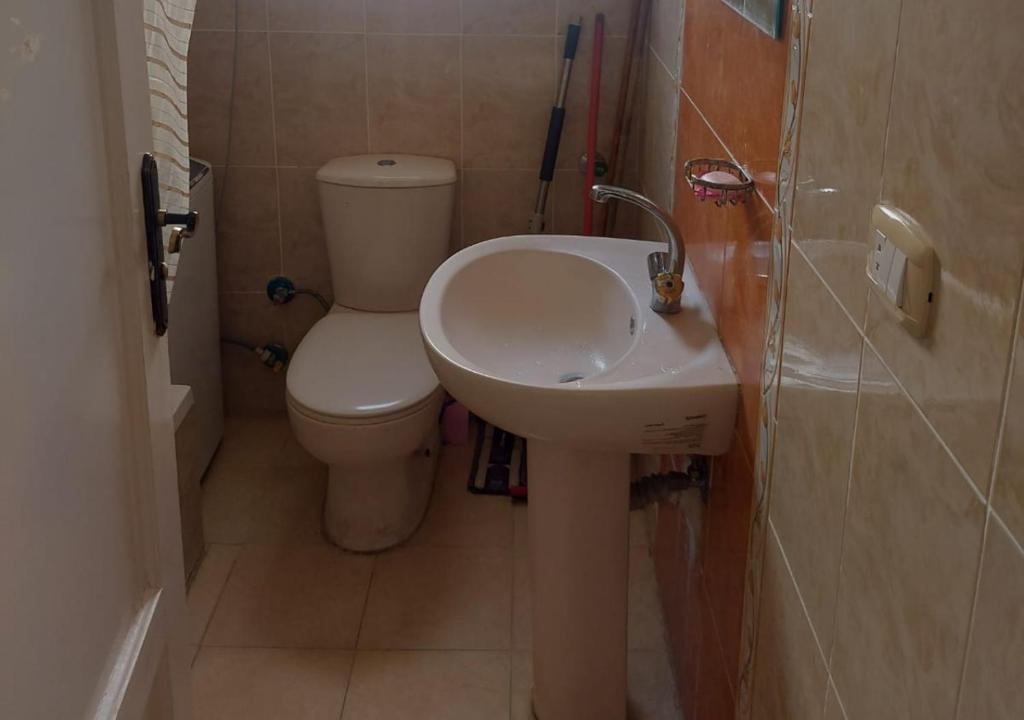 Koupelna v ubytování قرية مرسيليا بيتش3 شاليه عائلات فقط - Marseilia Beach 3 chalet Families Only