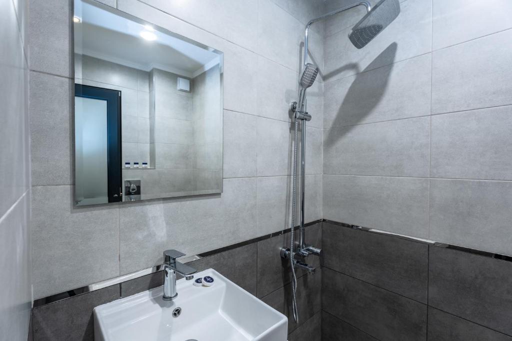Koupelna v ubytování Touch Hotel
