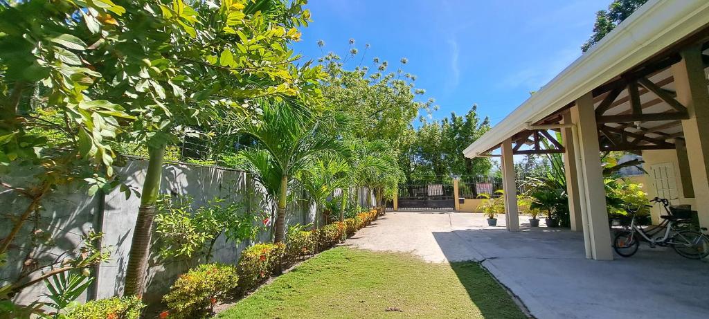 una casa con un passaggio pedonale accanto a una recinzione di Mirka's Guest House a Isola di Bantayan