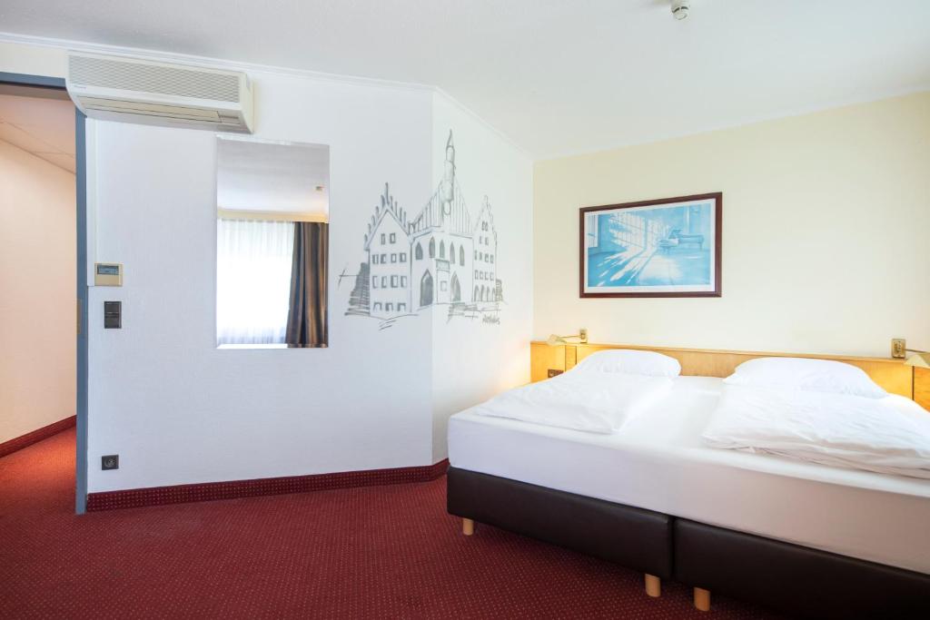 Postel nebo postele na pokoji v ubytování Roomingtons Kaiserhof Landshut