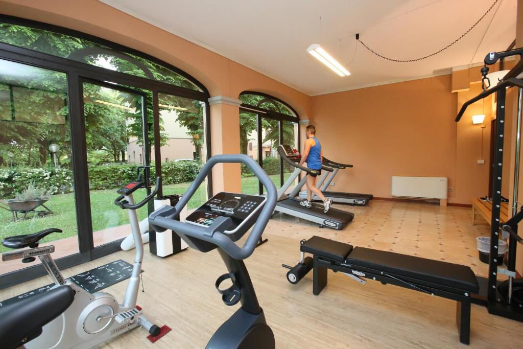 Fitness centrum a/nebo fitness zařízení v ubytování Hotel Le Ville