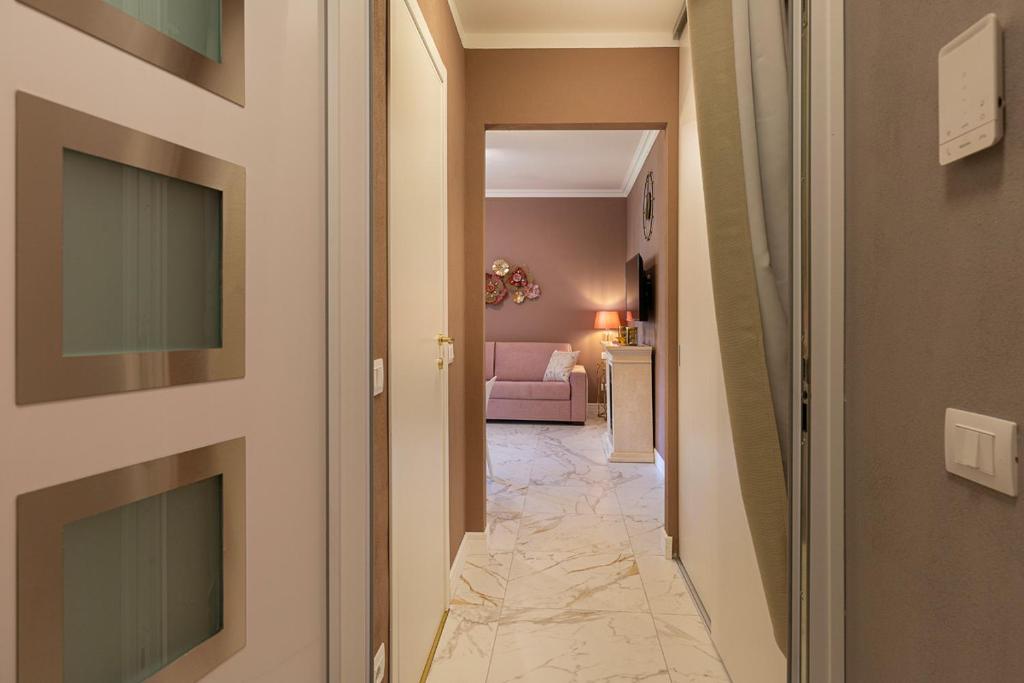 Postel nebo postele na pokoji v ubytování Emerald Suites