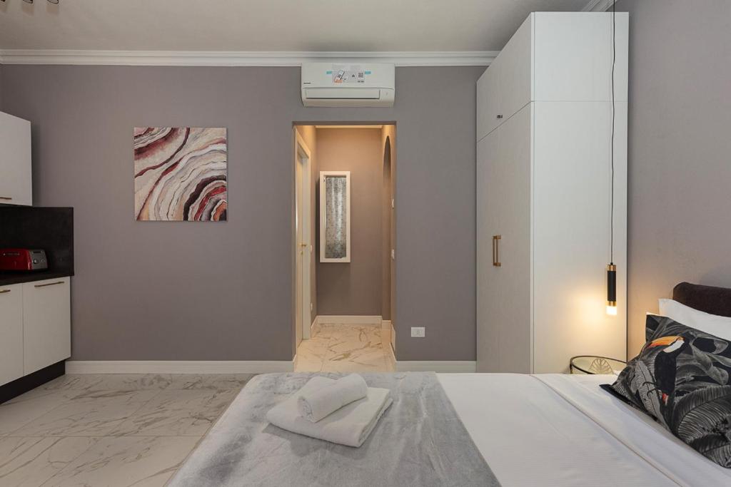Postel nebo postele na pokoji v ubytování Emerald Suites