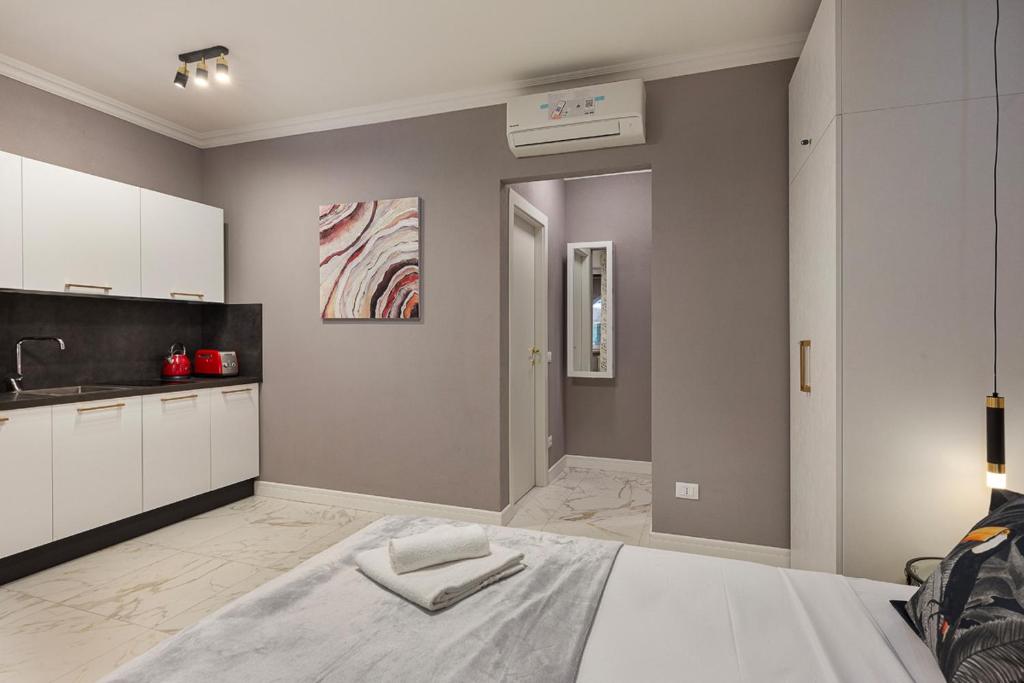 Postel nebo postele na pokoji v ubytování Emerald Suites