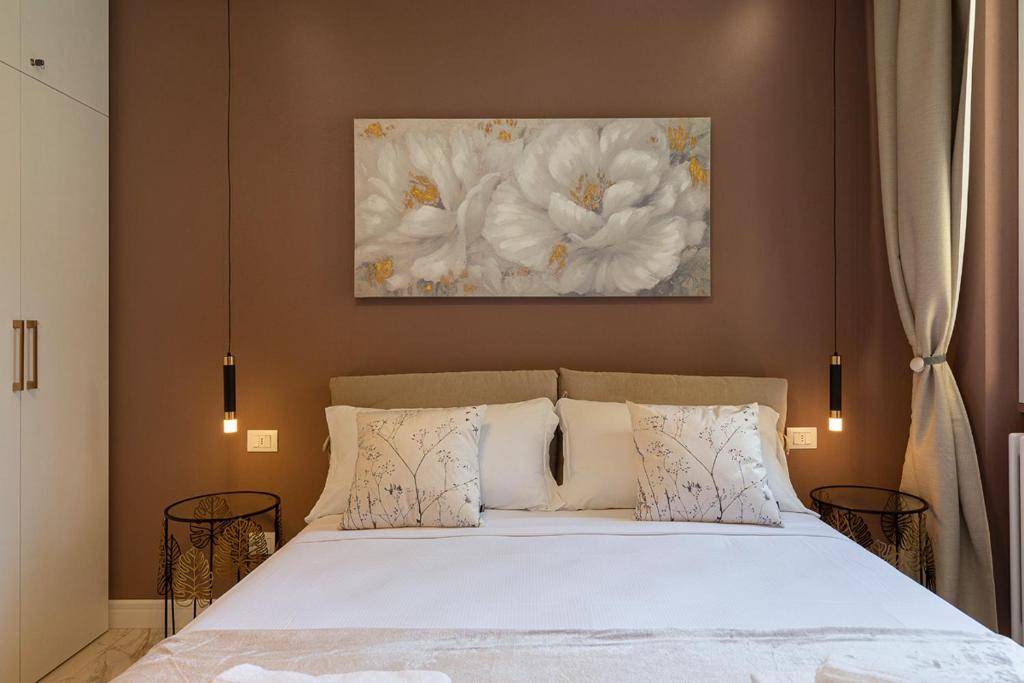 Postel nebo postele na pokoji v ubytování Emerald Suites