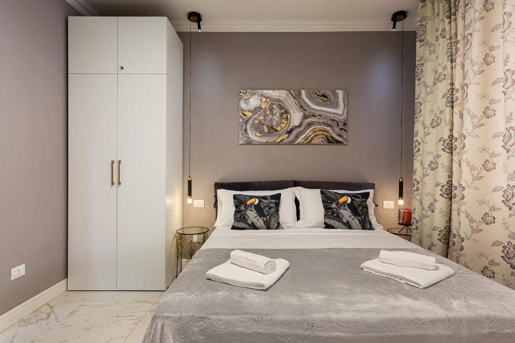 Postel nebo postele na pokoji v ubytování Emerald Suites