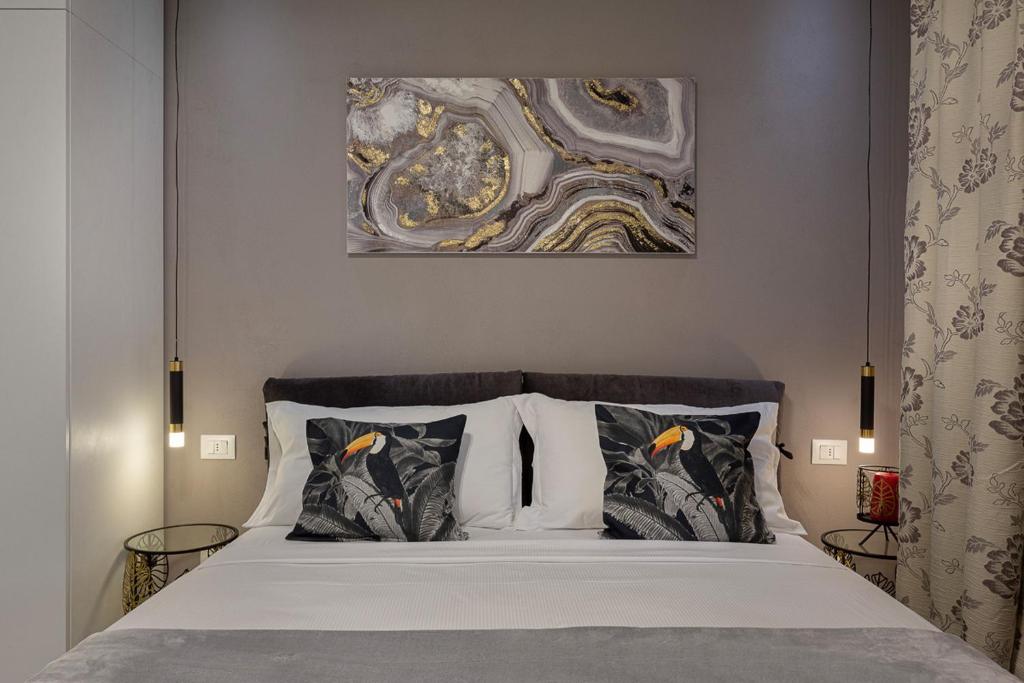 Postel nebo postele na pokoji v ubytování Emerald Suites