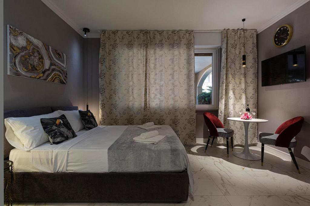 Postel nebo postele na pokoji v ubytování Emerald Suites
