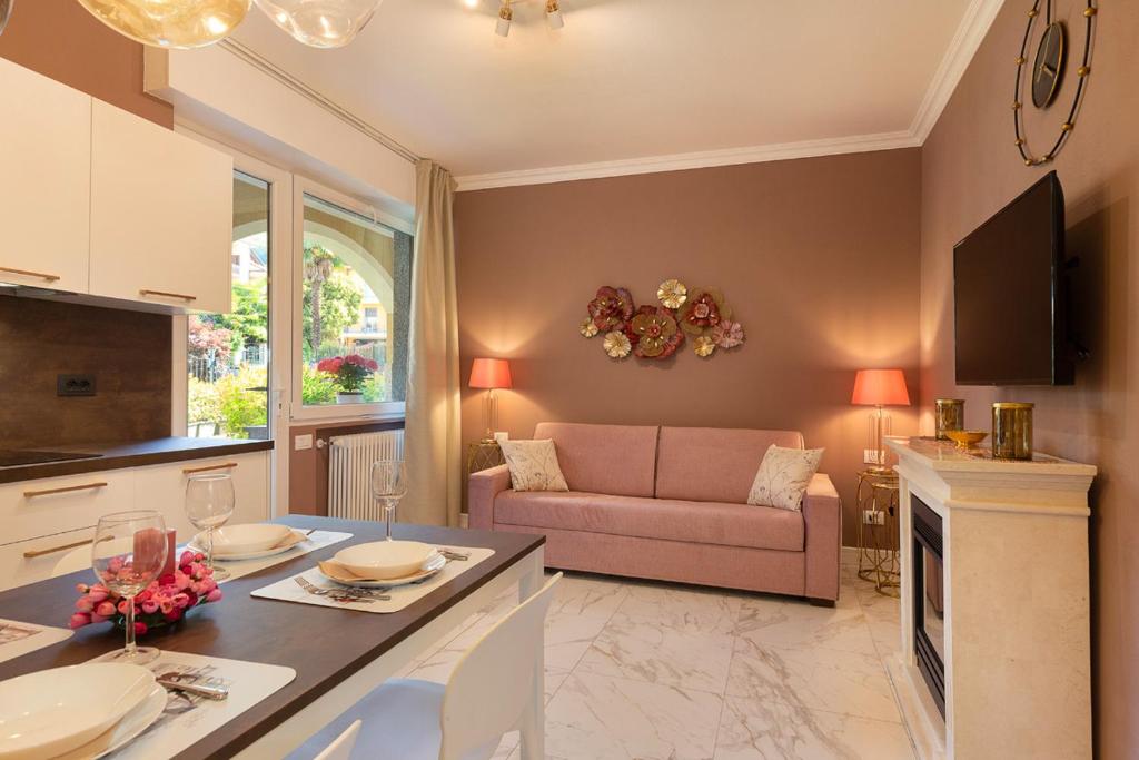 TV a/nebo společenská místnost v ubytování Emerald Suites