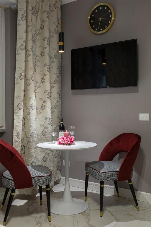 TV a/nebo společenská místnost v ubytování Emerald Suites