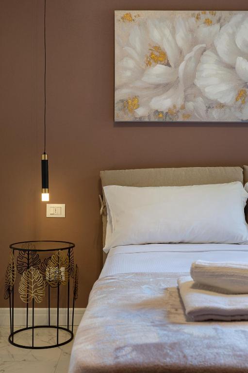 Postel nebo postele na pokoji v ubytování Emerald Suites