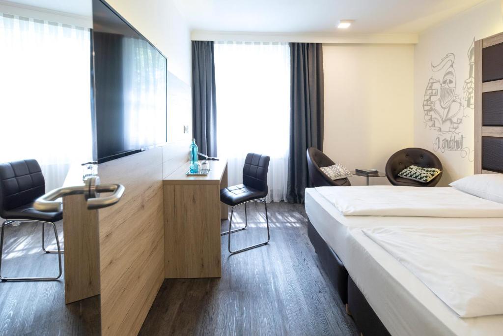 Postel nebo postele na pokoji v ubytování Roomingtons Kaiserhof Landshut