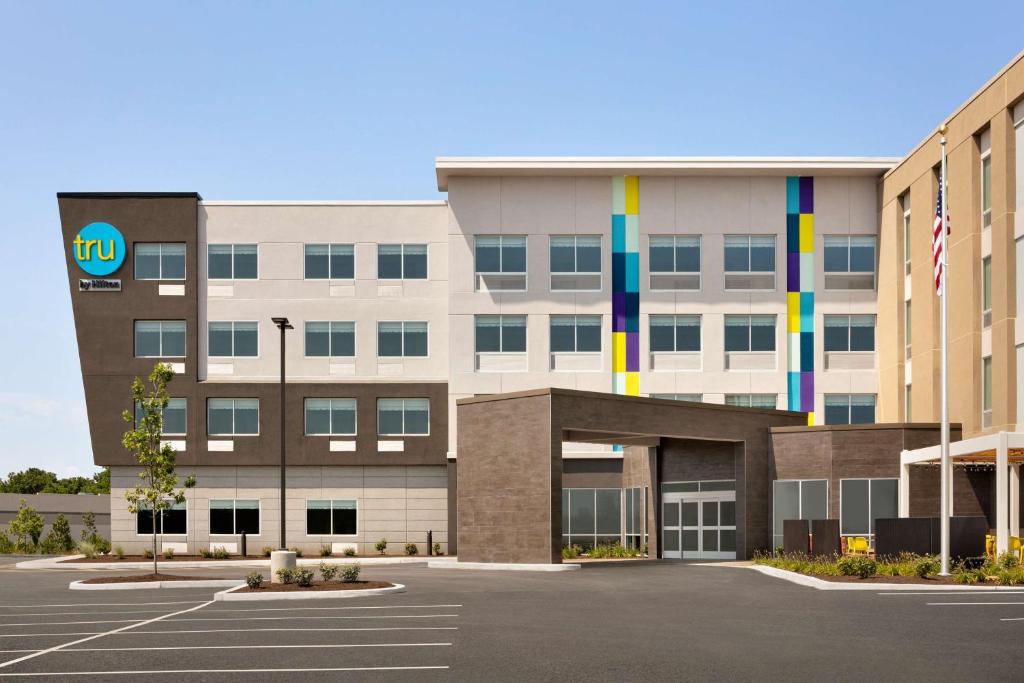 an office building with a parking lot in front of it at Tru By Hilton Easton in Easton