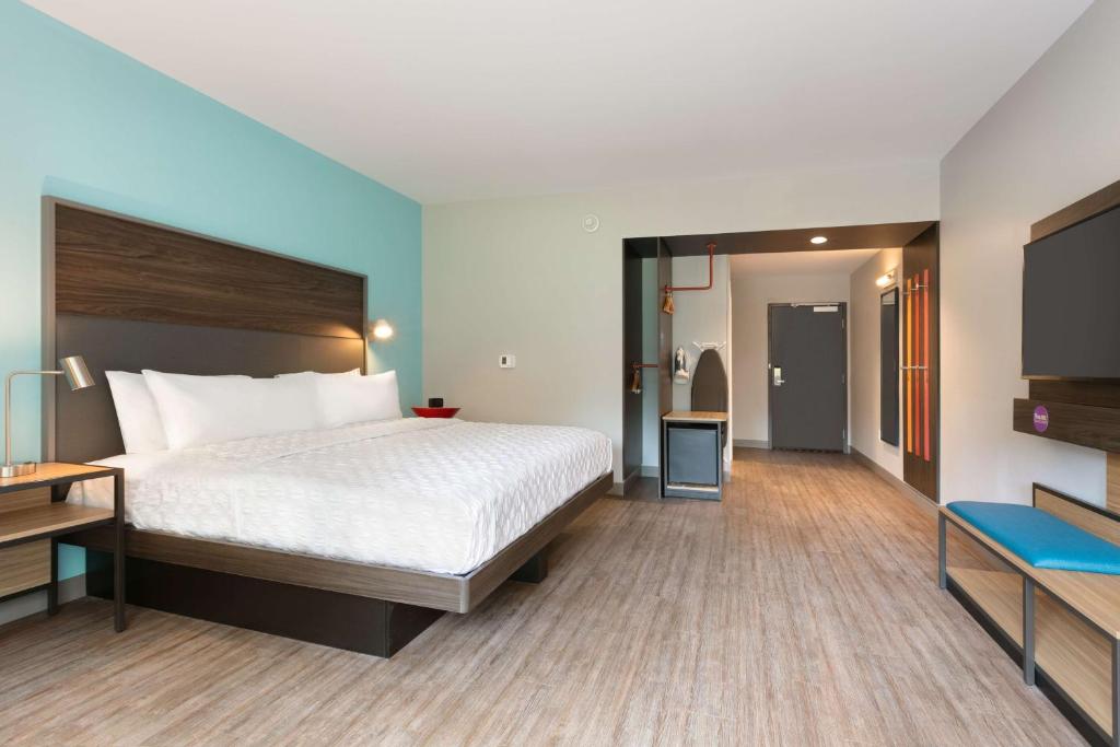 Tru By Hilton Easton - King Room With Roll-In Shower - Mobility Access