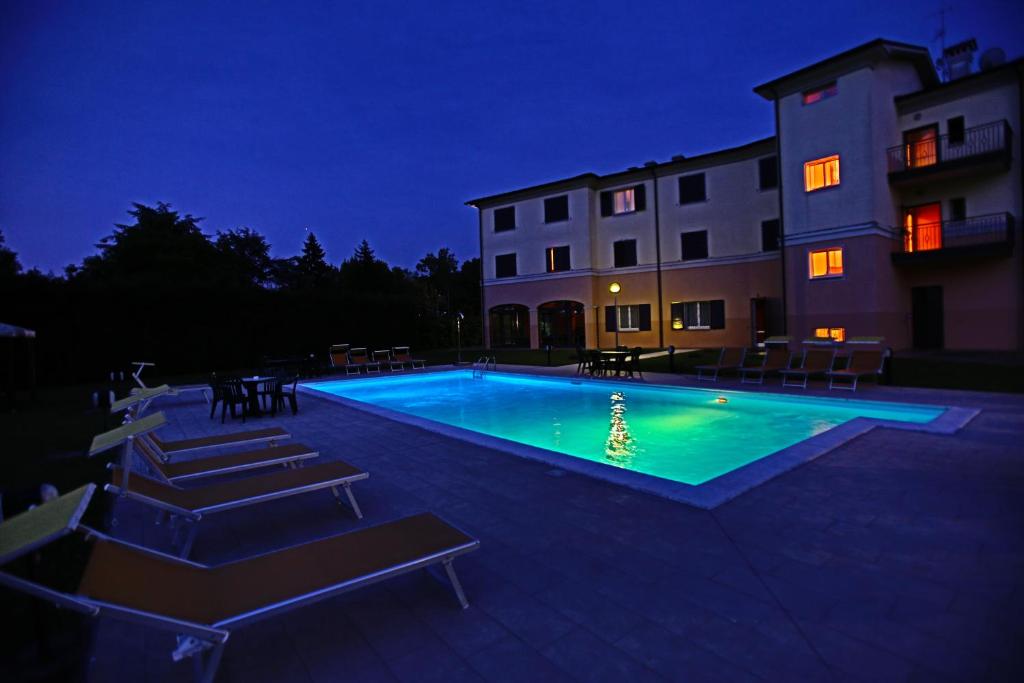 Bazén v ubytování Hotel Le Ville nebo v jeho okolí