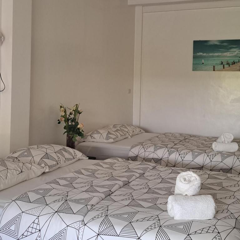 una camera da letto con due letti con asciugamani sopra di Mirka's Guest House a Isola di Bantayan