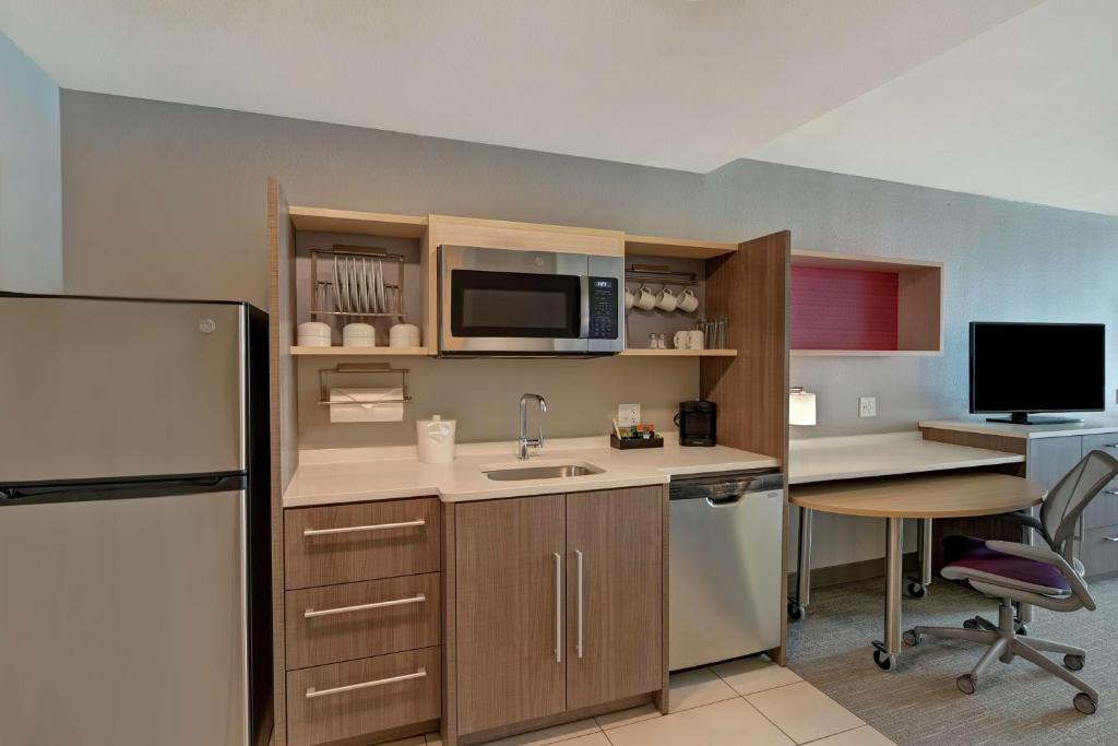 Kuchyň nebo kuchyňský kout v ubytování Home2 Suites By Hilton Buckeye Phoenix