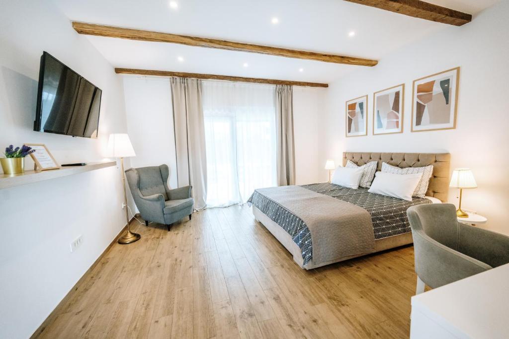 Old Town Zagreb Airport - 2