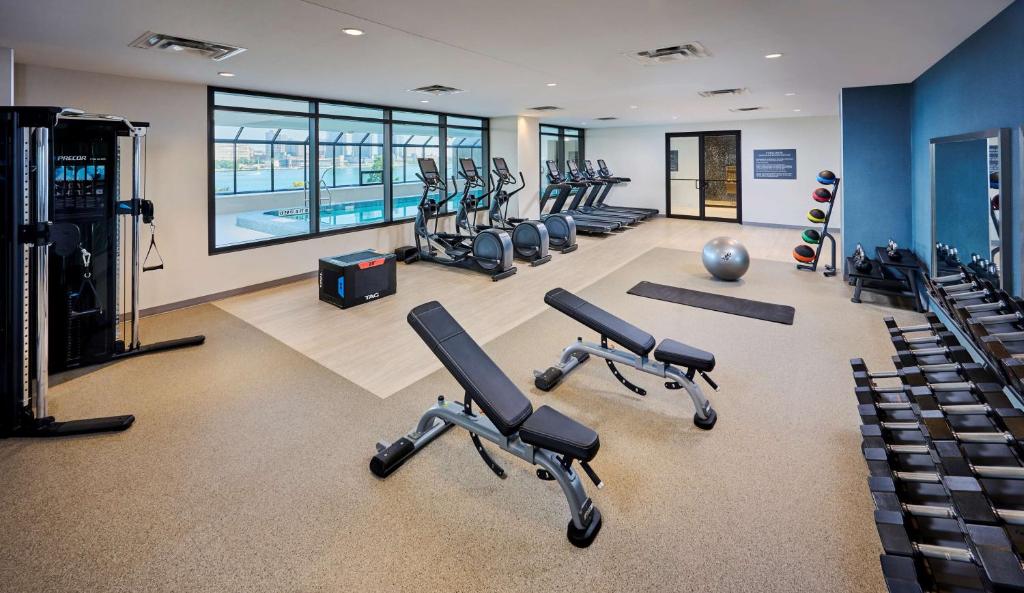 Fitness centrum a/nebo fitness zařízení v ubytování DoubleTree by Hilton Windsor, ON
