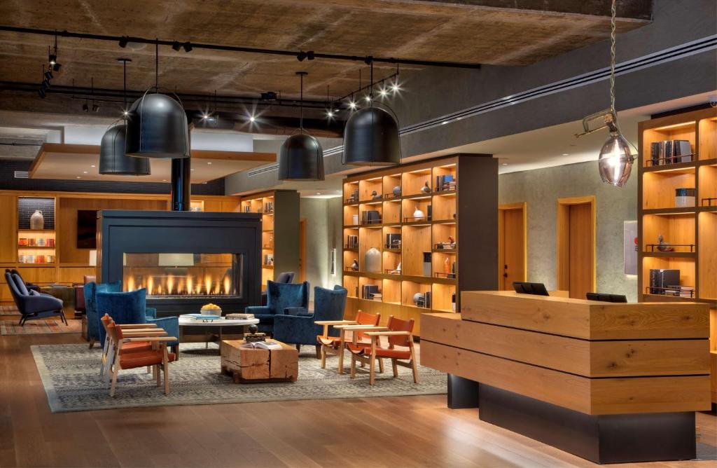 Posezení v ubytování Canopy By Hilton Baltimore Harbor Point - Newly Built