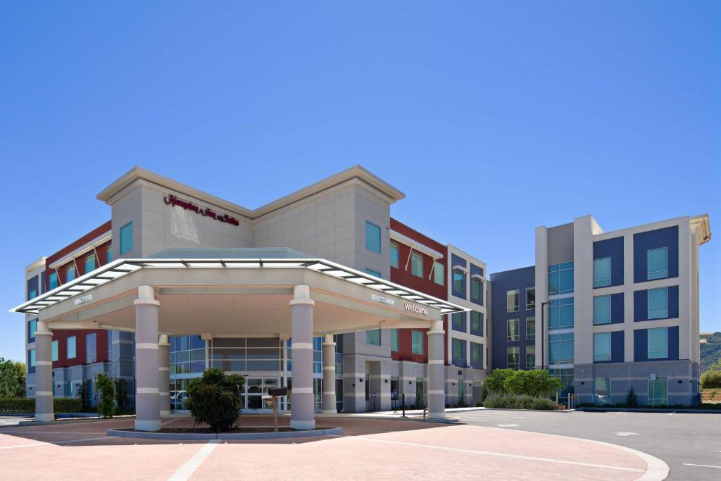 una representación de la parte delantera de un edificio hospitalario en Hampton Inn & Suites Gilroy, Ca en Gilroy