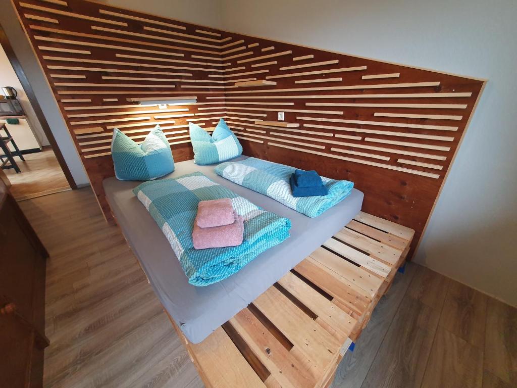 ein Bett mit Handtüchern und Kissen darauf in der Unterkunft Ferienhaus-Schönwald, 2 Schlafzimmer, Küche, Dachterrasse, Balkon App24 in Schönwald