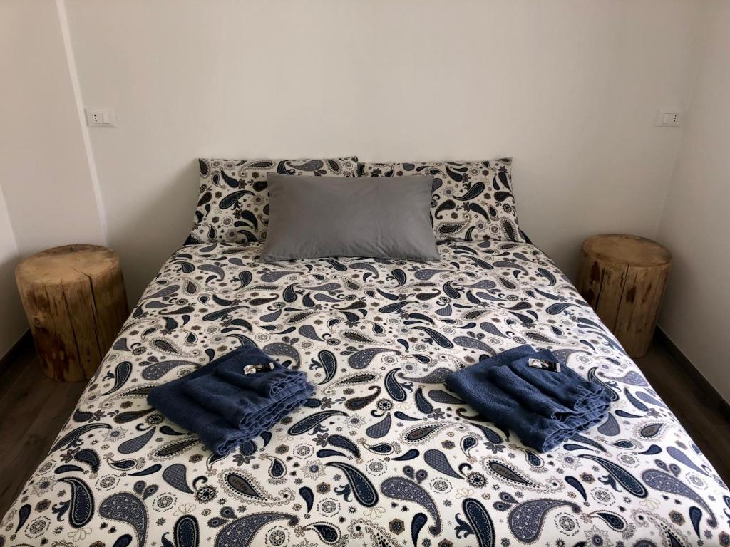 un letto con due asciugamani blu sopra di CasaTati a Molina di Ledro