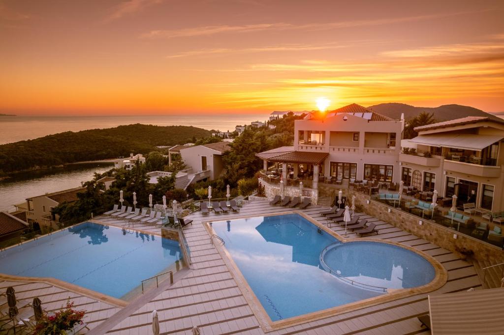 eine Luftansicht eines Hauses mit Pool in der Unterkunft Sivota Diamond Spa Resort in Syvota