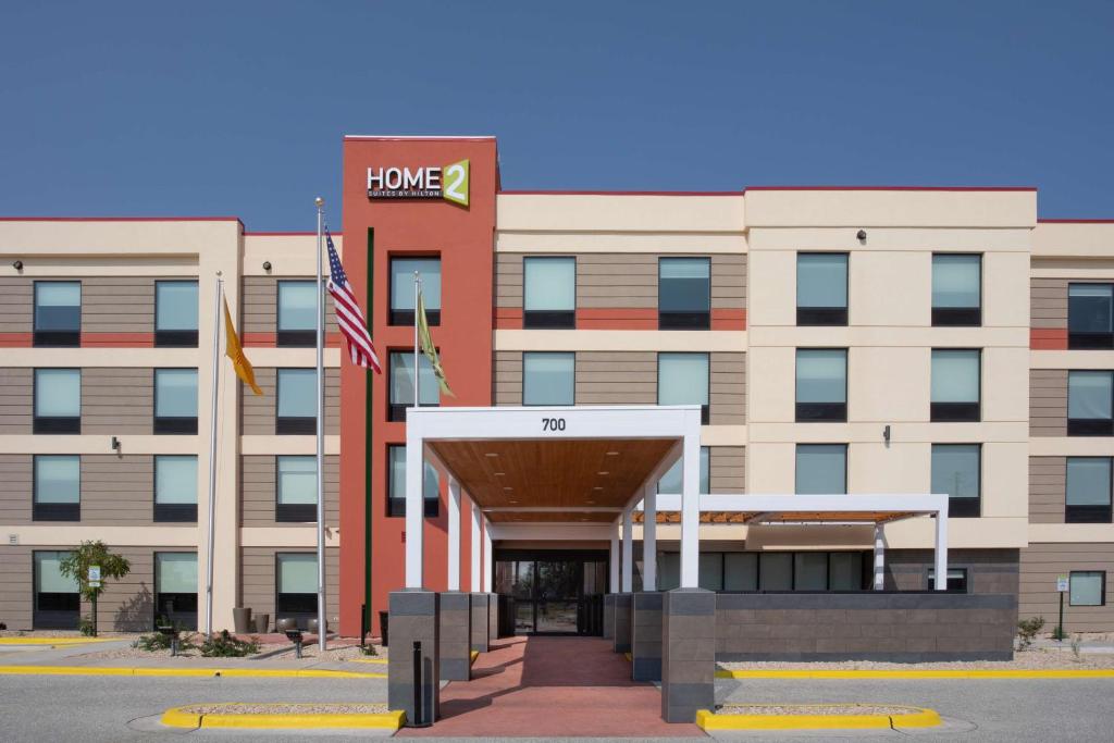 ein Bürogebäude auf der Vorderseite eines Hotels in der Unterkunft Home2 Suites by Hilton Roswell, NM in Roswell