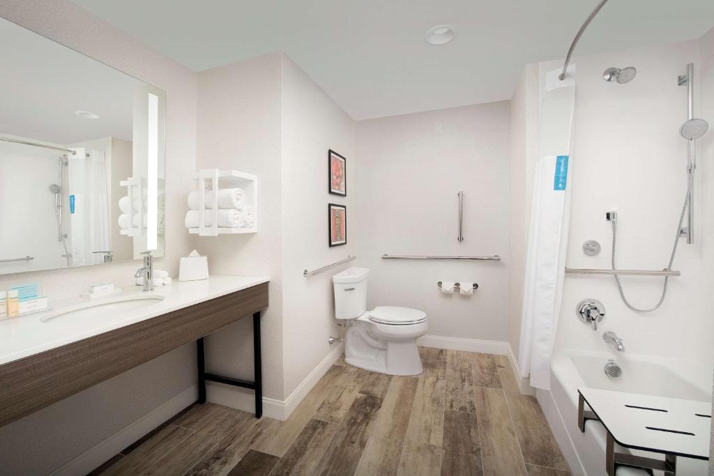 Hampton Inn Boston Logan Airport Chelsea - King Room - Mobilité Accessible / Non-fumeur