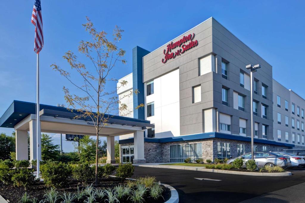 德普特福德的住宿－Hampton Inn & Suites Deptford, Nj，酒店前方的 ⁇ 染