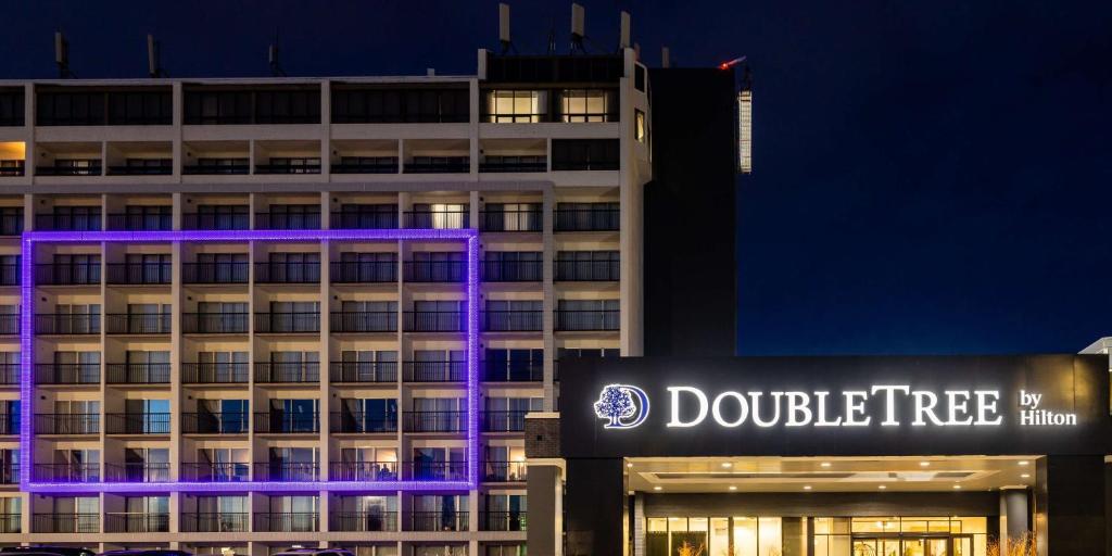 カルガリーにあるDoubleTree by Hilton Calgary Northの紫色の灯りが目の前にある建物