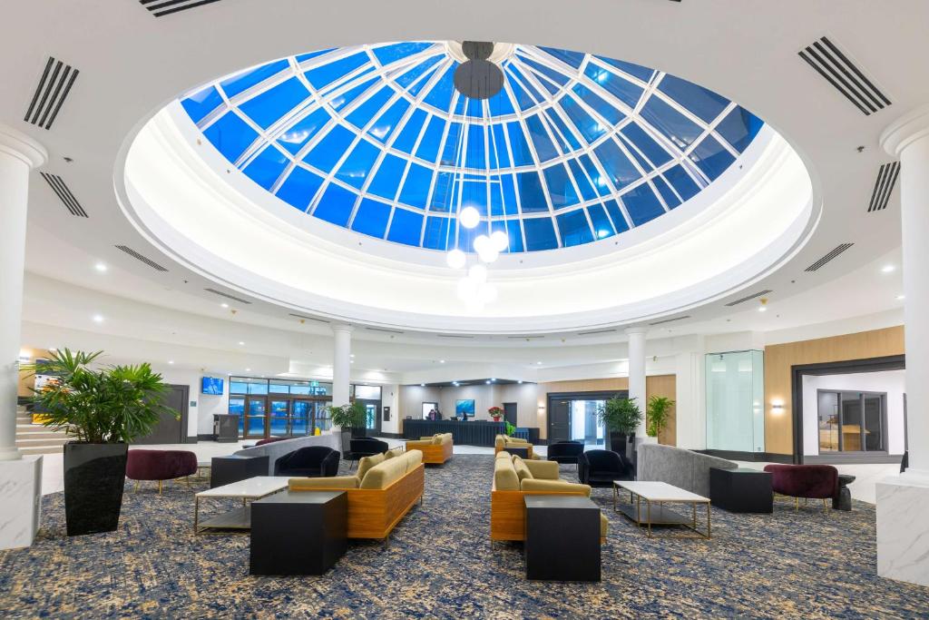 Posezení v ubytování DoubleTree by Hilton Calgary North